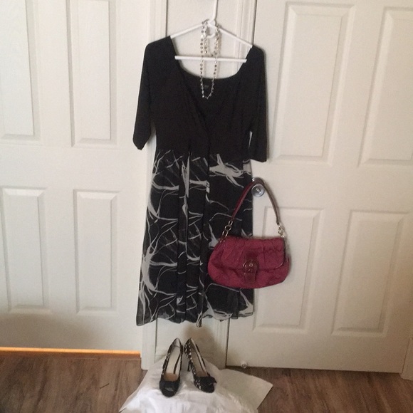 Igigi Dresses & Skirts - Beautiful IGIGI fit and flare 3/4 sleeve dress.